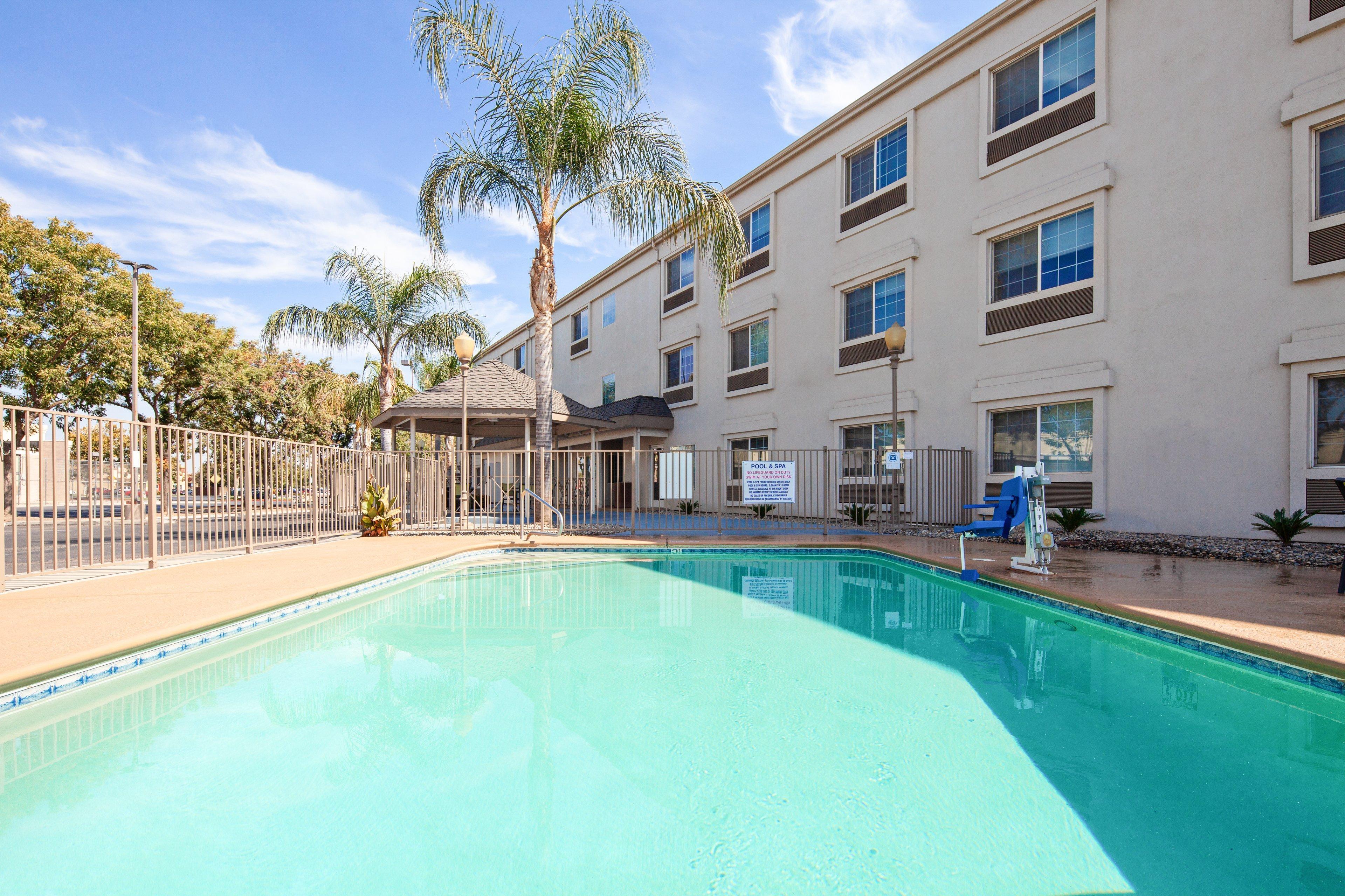 Holiday Inn Express & Suites - Tulare By Ihg Zewnętrze zdjęcie